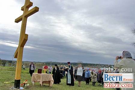 В селе Лынга совершено освящение поклонного креста на месте захоронения погибших заключенных